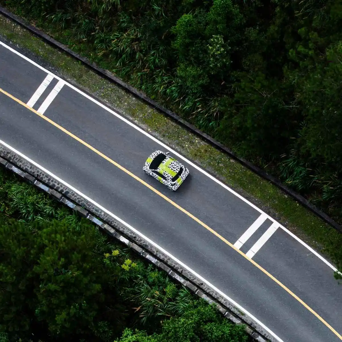 smart #2: pequeno citadino entra em testes de estrada 2 vista aérea com o smart #2 camuflado numa estrada