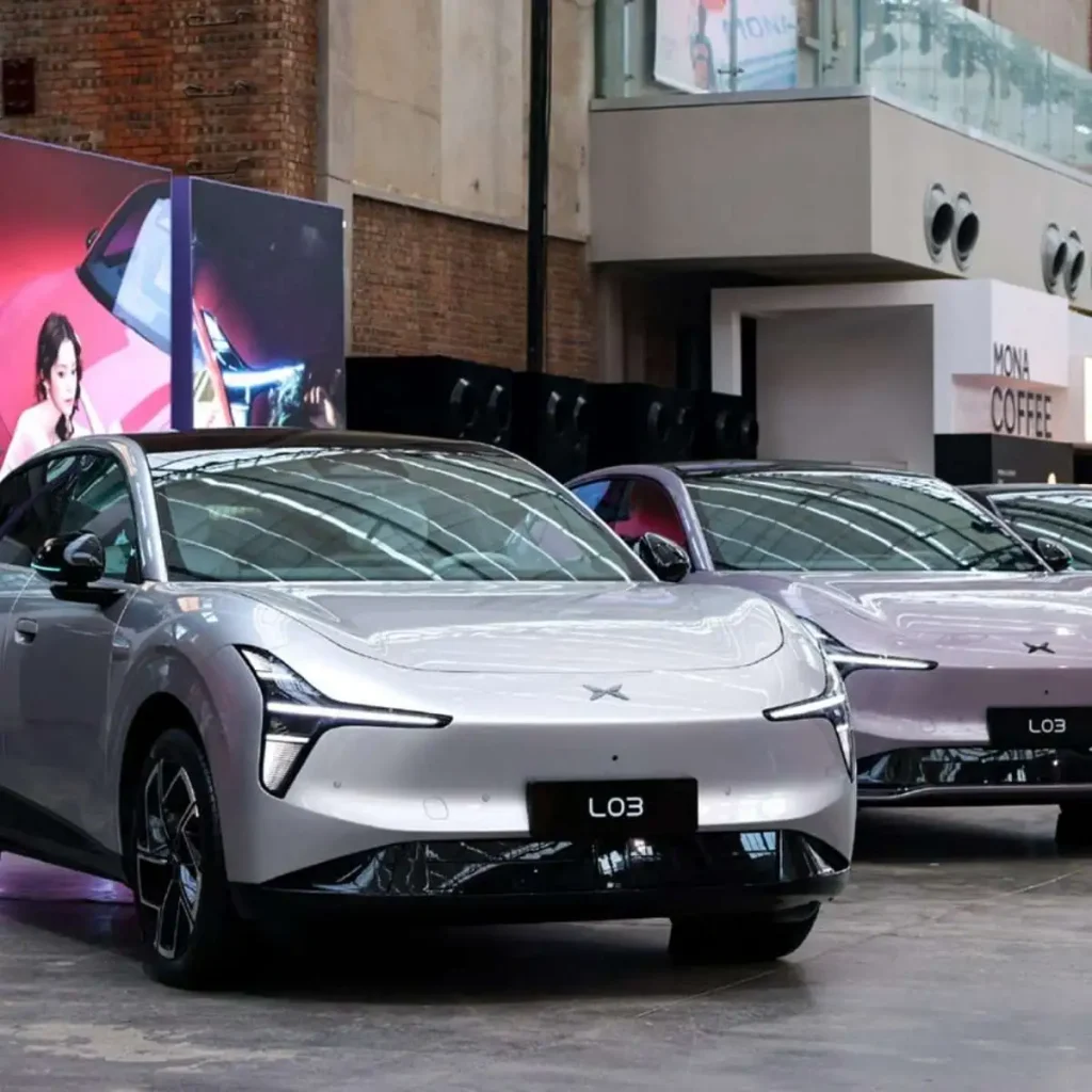 XPENG L03 estreia-se na Europa a 16 de julho, em Munique 9 Vários XPENG L03 estacionados em espinha