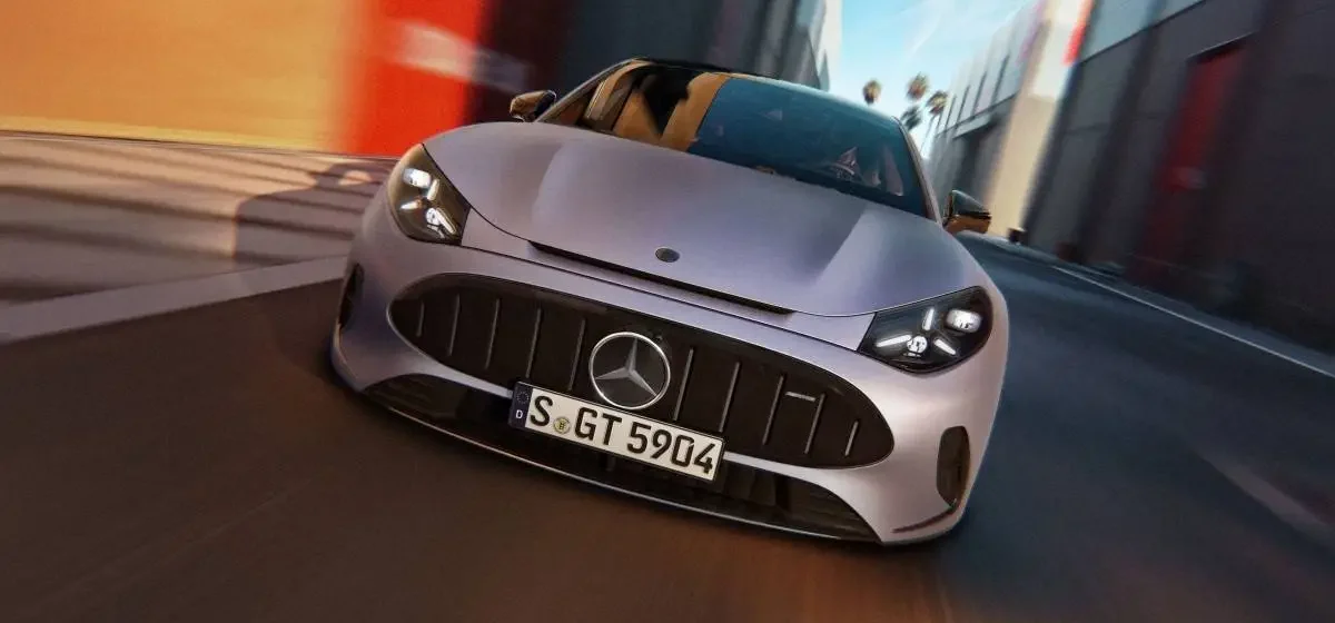 O Mercedes-AMG GT 53 Coupé 4 Portas visto de frente