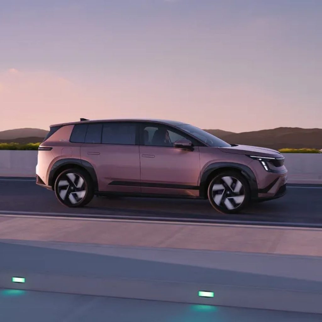 Škoda Peaq entra em produção com quase 8.500 encomendas 3 Skoda Peaq visto de lado