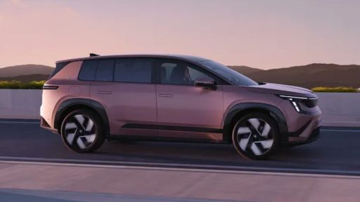 Škoda Peaq entra em produção com quase 8.500 encomendas 13 Skoda Peaq visto de lado
