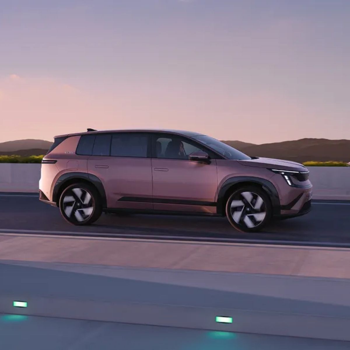 Škoda Peaq entra em produção com quase 8.500 encomendas 2 Skoda Peaq visto de lado