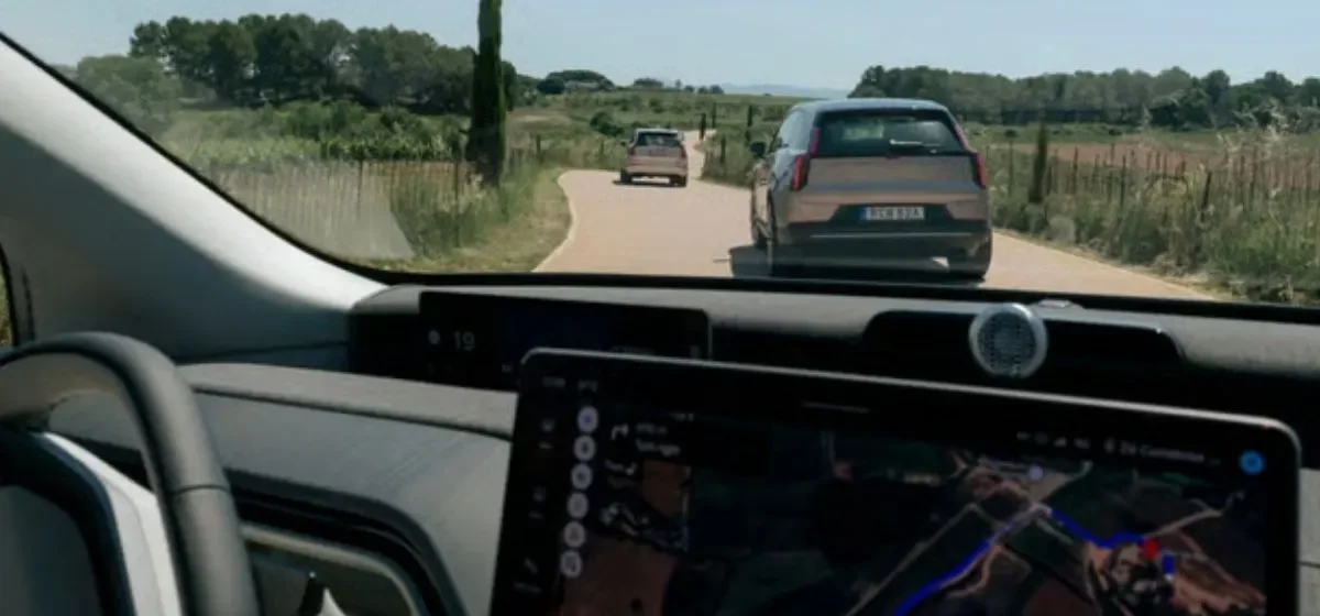volvo avisam para perigos na estrada. imagem mostra o ecrã de um carro que circula numa estrada de terra batida, juntamente com outras viaturas