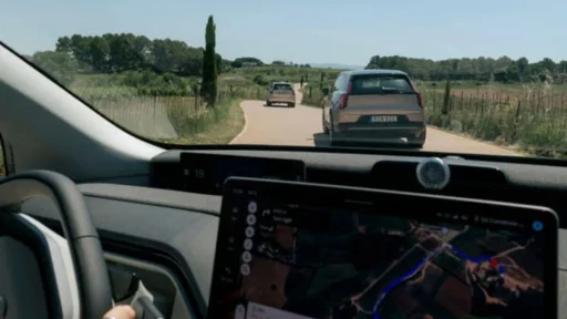 EX60, EX90 e ES90 a avisam outros Volvo sobre perigos na estrada 10 volvo avisam para perigos na estrada. imagem mostra o ecrã de um carro que circula numa estrada de terra batida, juntamente com outras viaturas