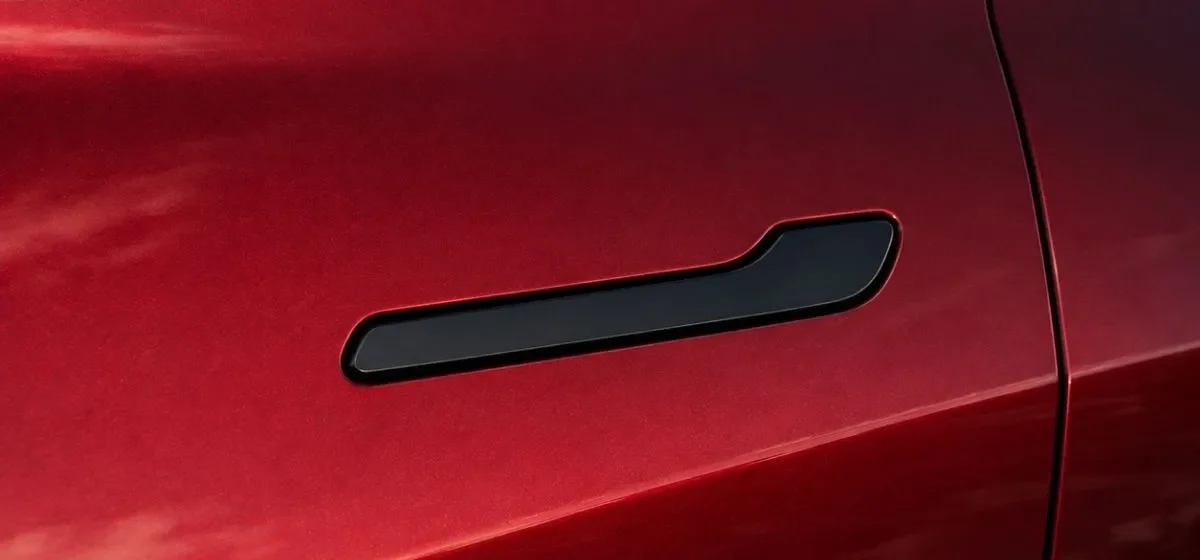plano aproximado de um puxador de porta de um Tesla. O recall da Tesla na europa não é para já
