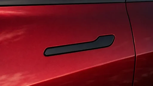 Recall da Tesla na Europa por causa das portas não é para já 9 plano aproximado de um puxador de porta de um Tesla. O recall da Tesla na europa não é para já