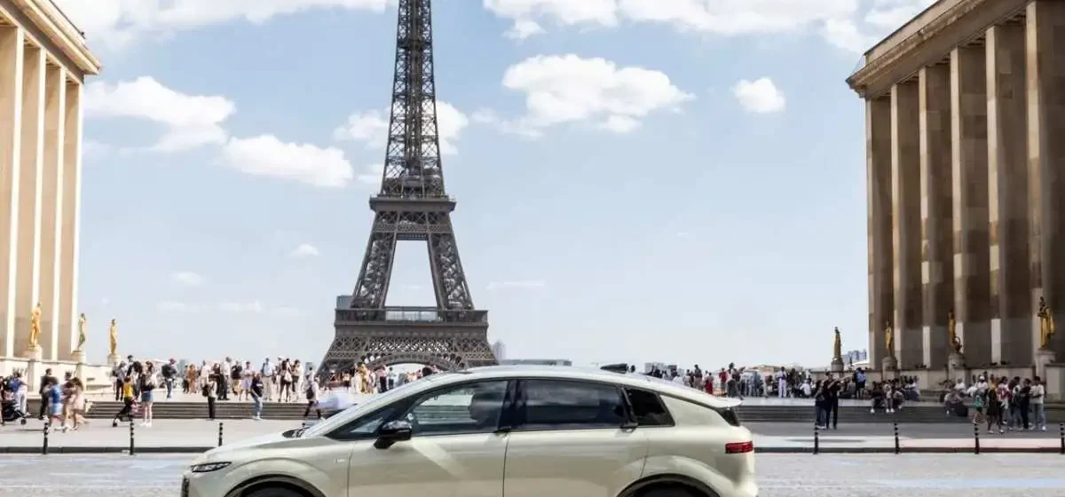 O Audi A2 e-tron em frente à Torre Eiffel