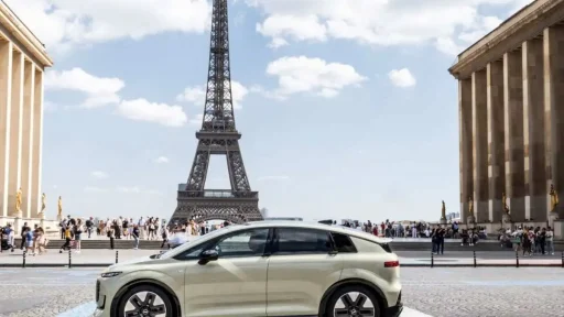Audi A2 e-tron homologa 12,8 kWh/100 km e até 646 km WLTP 7 O Audi A2 e-tron em frente à Torre Eiffel