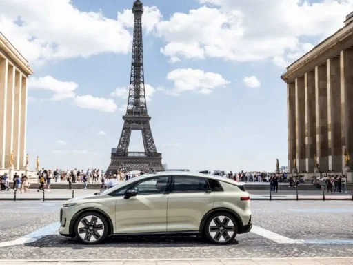 Audi A2 e-tron homologa 12,8 kWh/100 km e até 646 km WLTP 5 O Audi A2 e-tron em frente à Torre Eiffel
