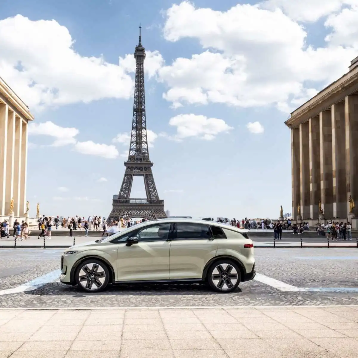 Audi A2 e-tron homologa 12,8 kWh/100 km e até 646 km WLTP 2 O Audi A2 e-tron em frente à Torre Eiffel