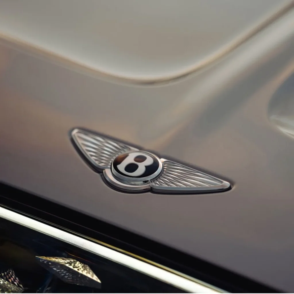 Bentley Torcal: primeiro elétrico da marca chega com 888 cv 4 Logotipo da Bentley no capot. Grande Plano