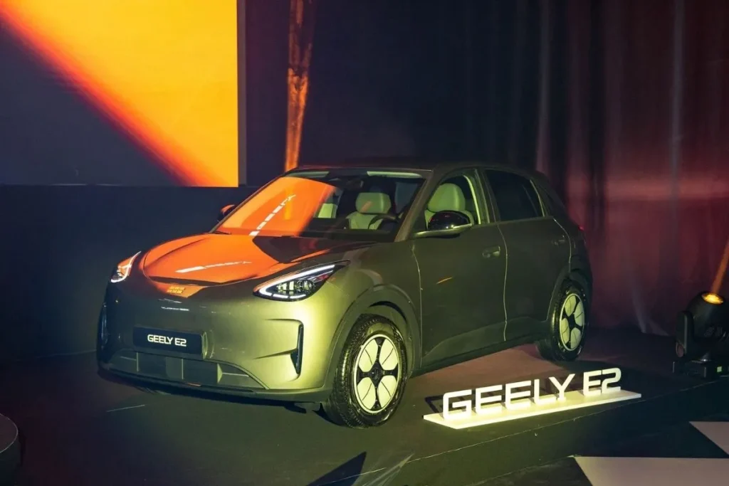 Geely E2 chega por 21.894 euros e promete fazer estragos 3 O Geely E2 em exposição