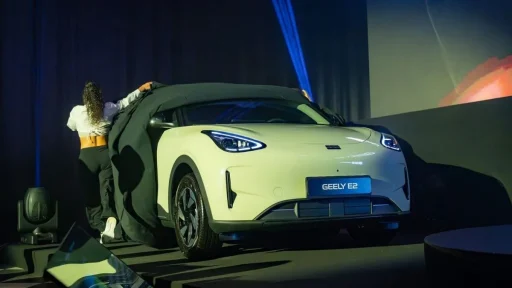 Geely E2 chega por 21.894 euros e promete fazer estragos 7 Geely E2 no momento da revelação do modelo em Portugal