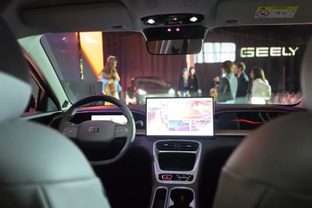 Geely E2 chega por 21.894 euros e promete fazer estragos 5 Interior do Geely E2