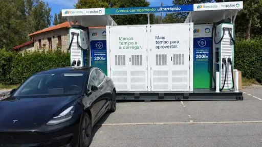Iberdrola | bp pulse apresenta módulo móvel SKID 9 O equipamento móvel de carregamento SKID da Iberdrola | bp pulse