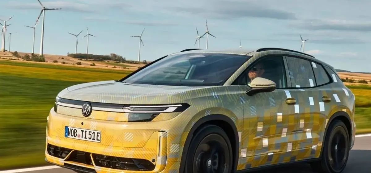 O ID. Tiguan surge ainda com camuflagem