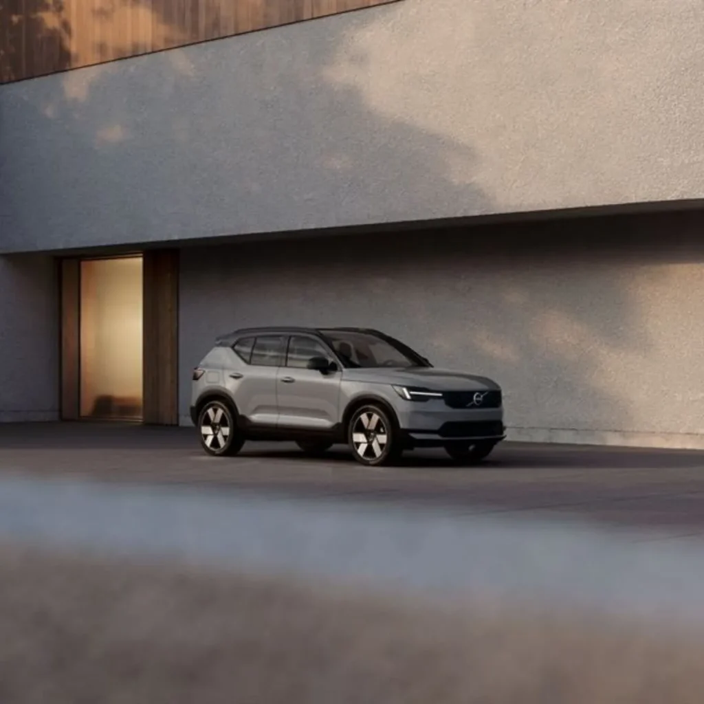 Volvo EX40 renovado ganha direção de emergência e faróis matriciais 3 Volvo EX40 visto de lado