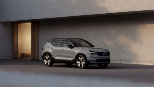 Volvo EX40 renovado ganha direção de emergência e faróis matriciais 9 Volvo EX40 visto de lado