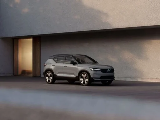 Volvo EX40 renovado ganha direção de emergência e faróis matriciais 3 Volvo EX40 visto de lado