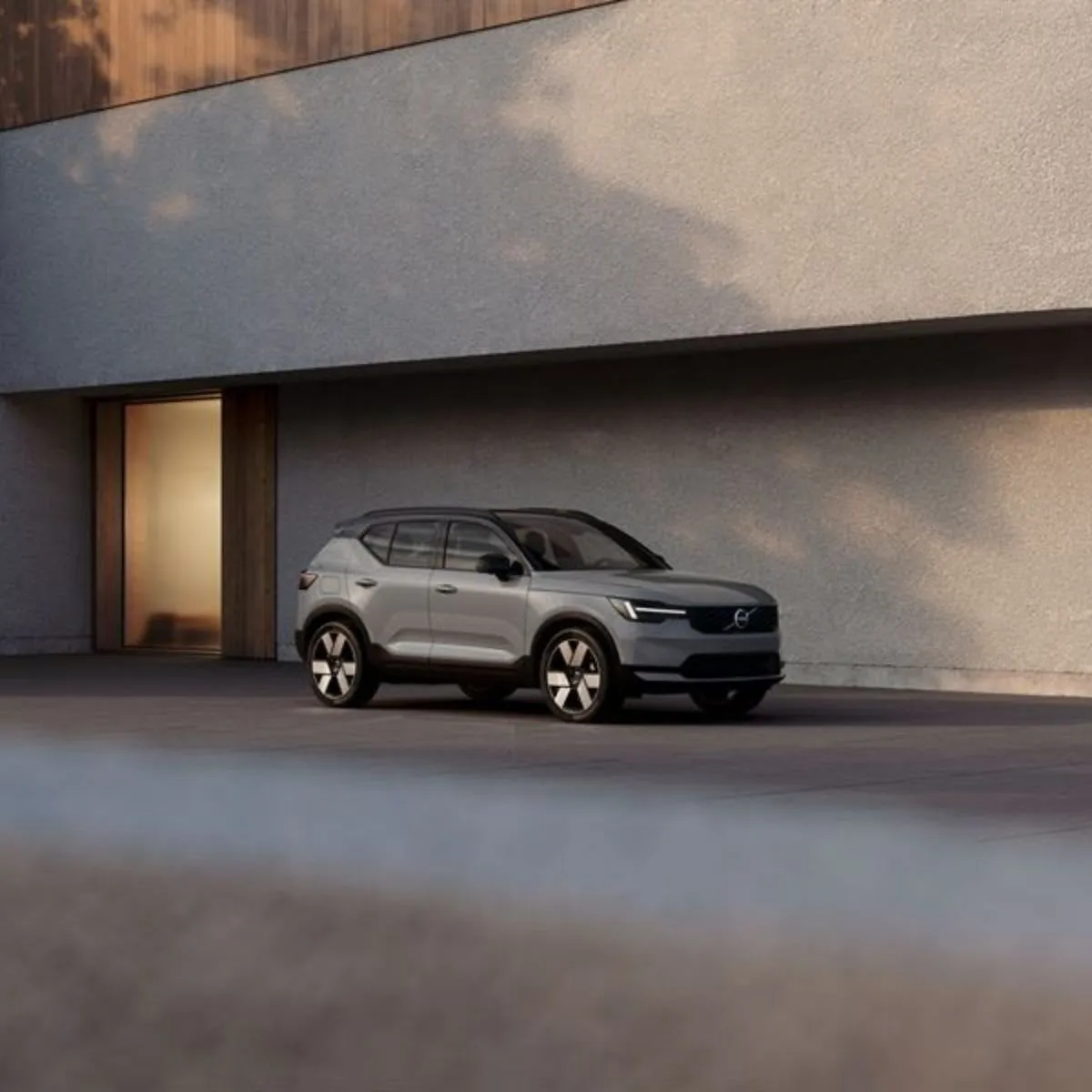 Volvo EX40 renovado ganha direção de emergência e faróis matriciais 2 Volvo EX40 visto de lado