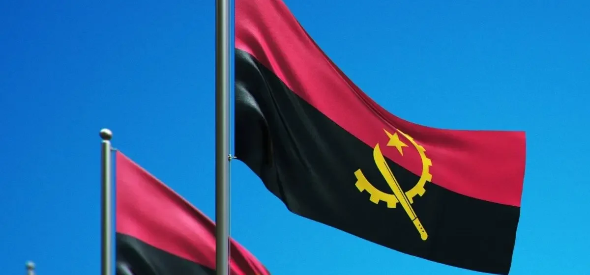 Bandeiras de Angola ao vento