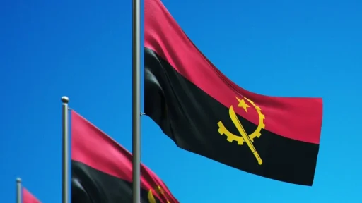 Angola quer mil autocarros elétricos e 2.000 carregadores 6 Bandeiras de Angola ao vento