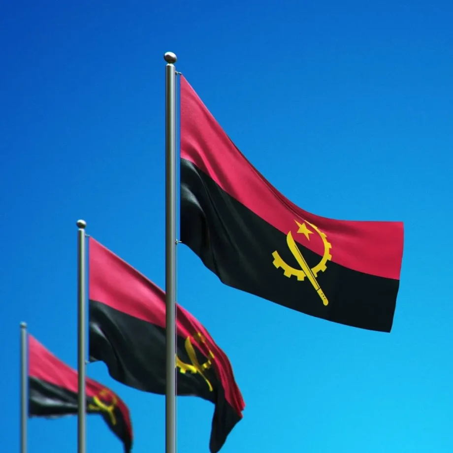 Angola quer mil autocarros elétricos e 2.000 carregadores 2 Bandeiras de Angola ao vento