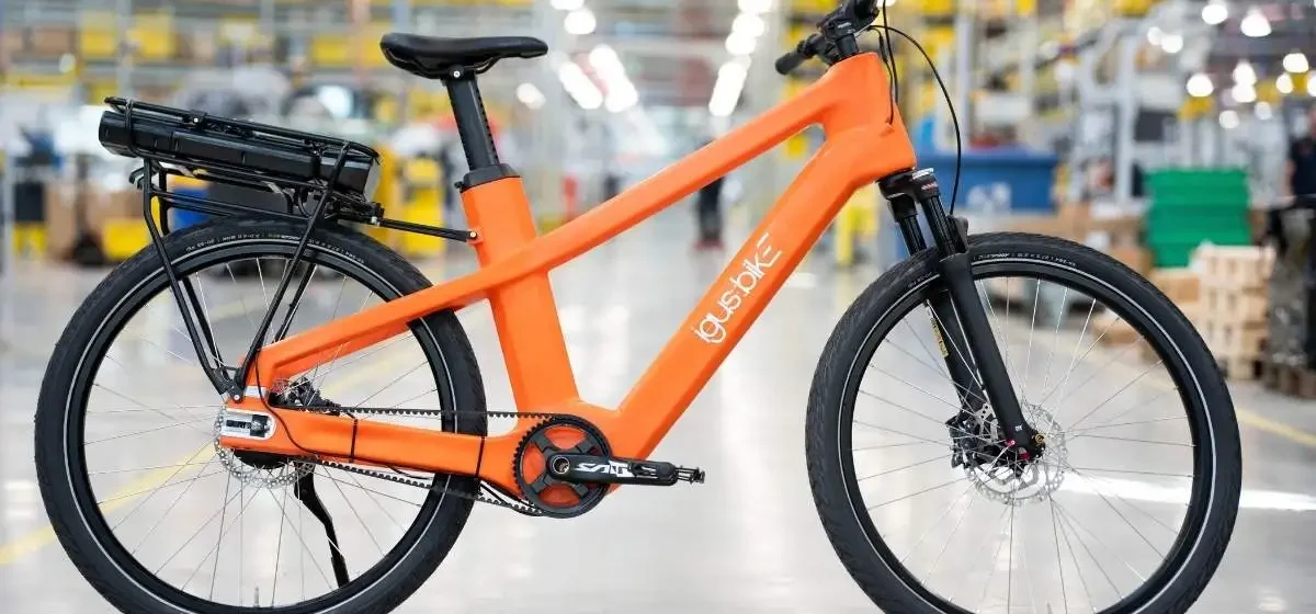 A igus:bike é uma bicicleta elétrica com o quadro feito de plástico maioritariamente reciclado