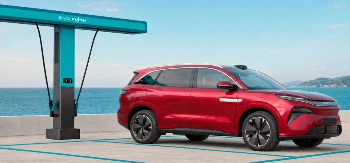 O BYD Atto 8 junto a um posto flash charging