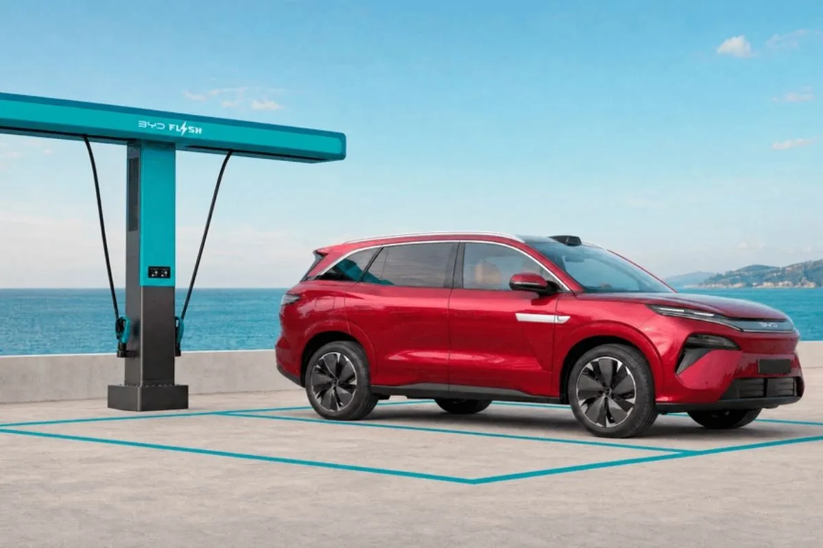 BYD ATTO 8 carrega dos 10% aos 97% em nove minutos 2 O BYD Atto 8 junto a um posto flash charging