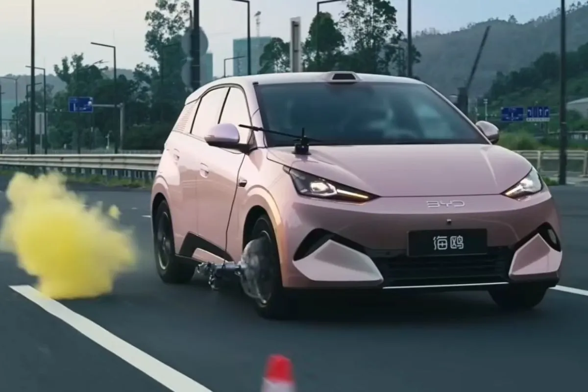 Novo BYD Seagull segura a trajetória com pneu rebentado a 140 km/h 2 O momento do rebentamento do pneu a 140 km/ no BYD Seagull
