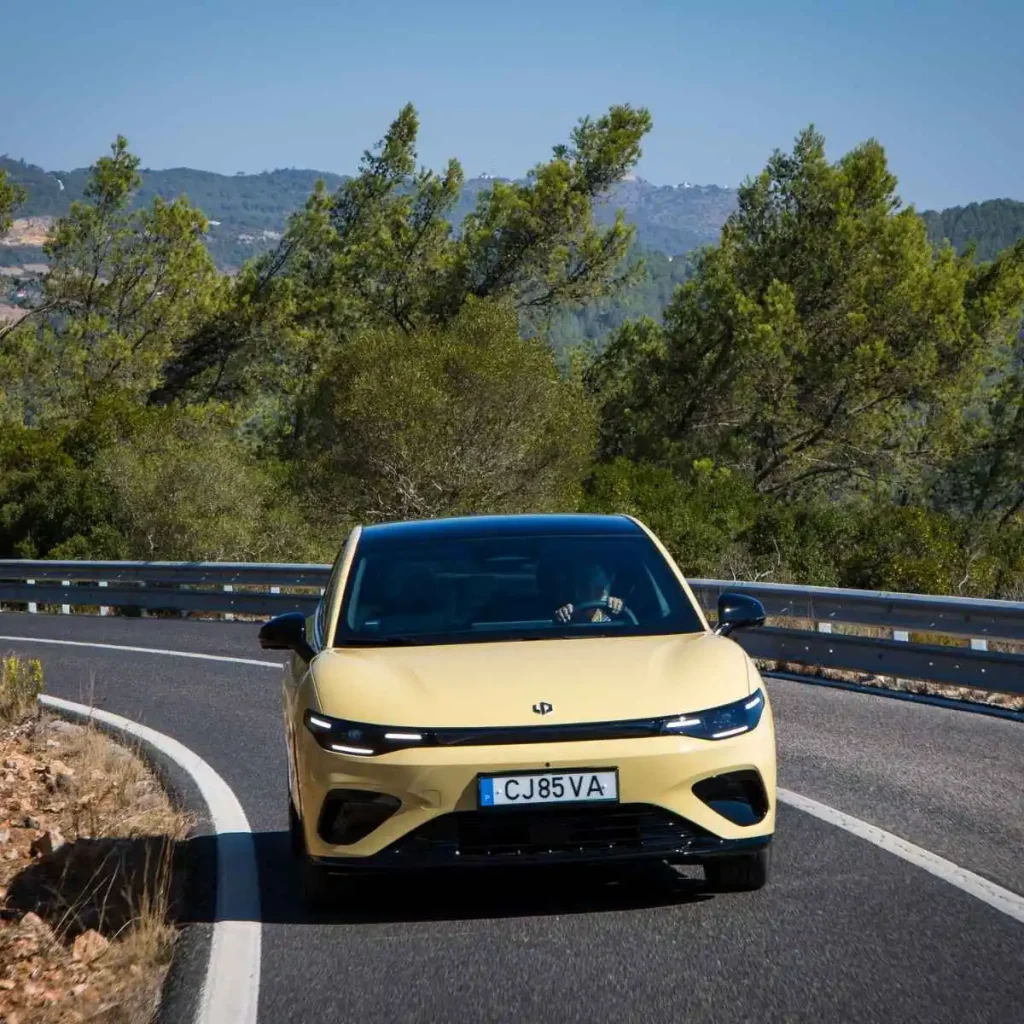 Leapmotor B05 chega a Portugal a partir de 26.285 euros 3 O Leapmotor B05 na estrada