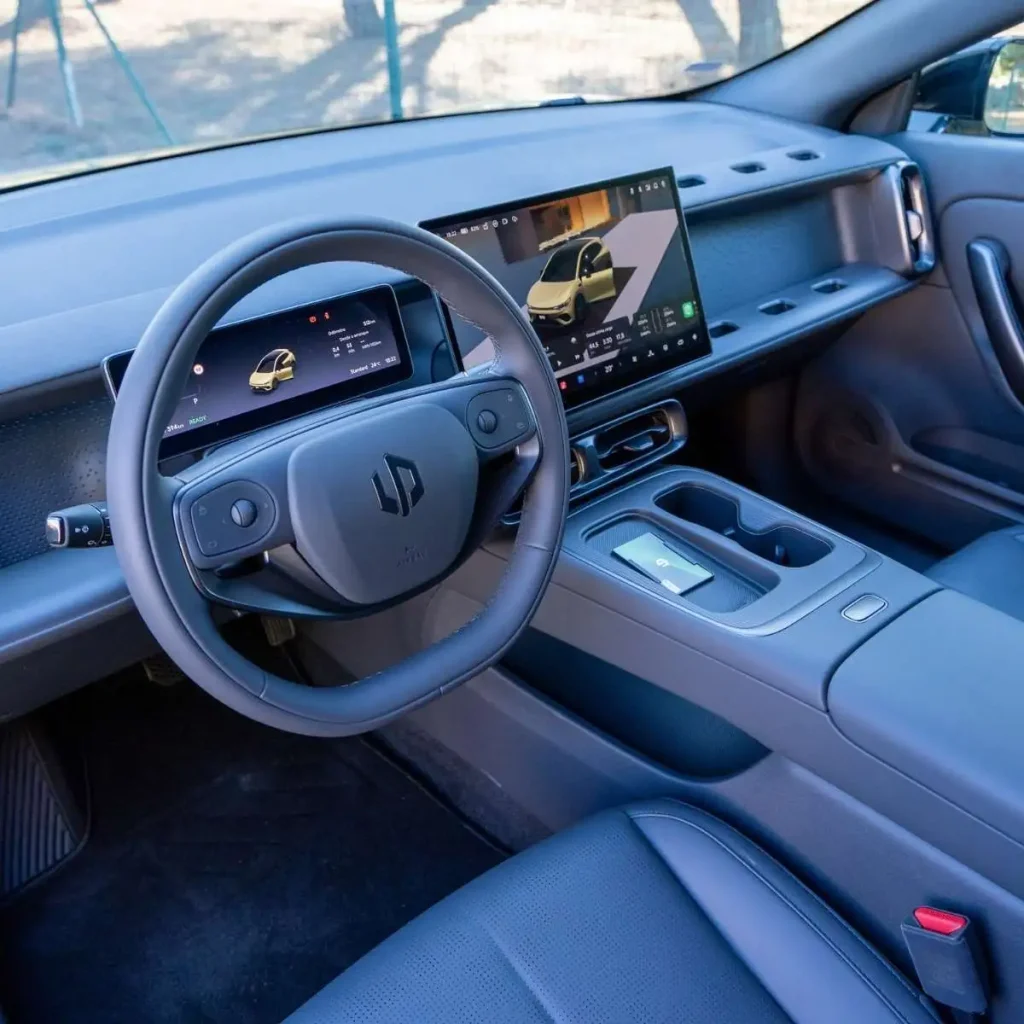 Leapmotor B05 chega a Portugal a partir de 26.285 euros 7 O interior do Leapmotor B05