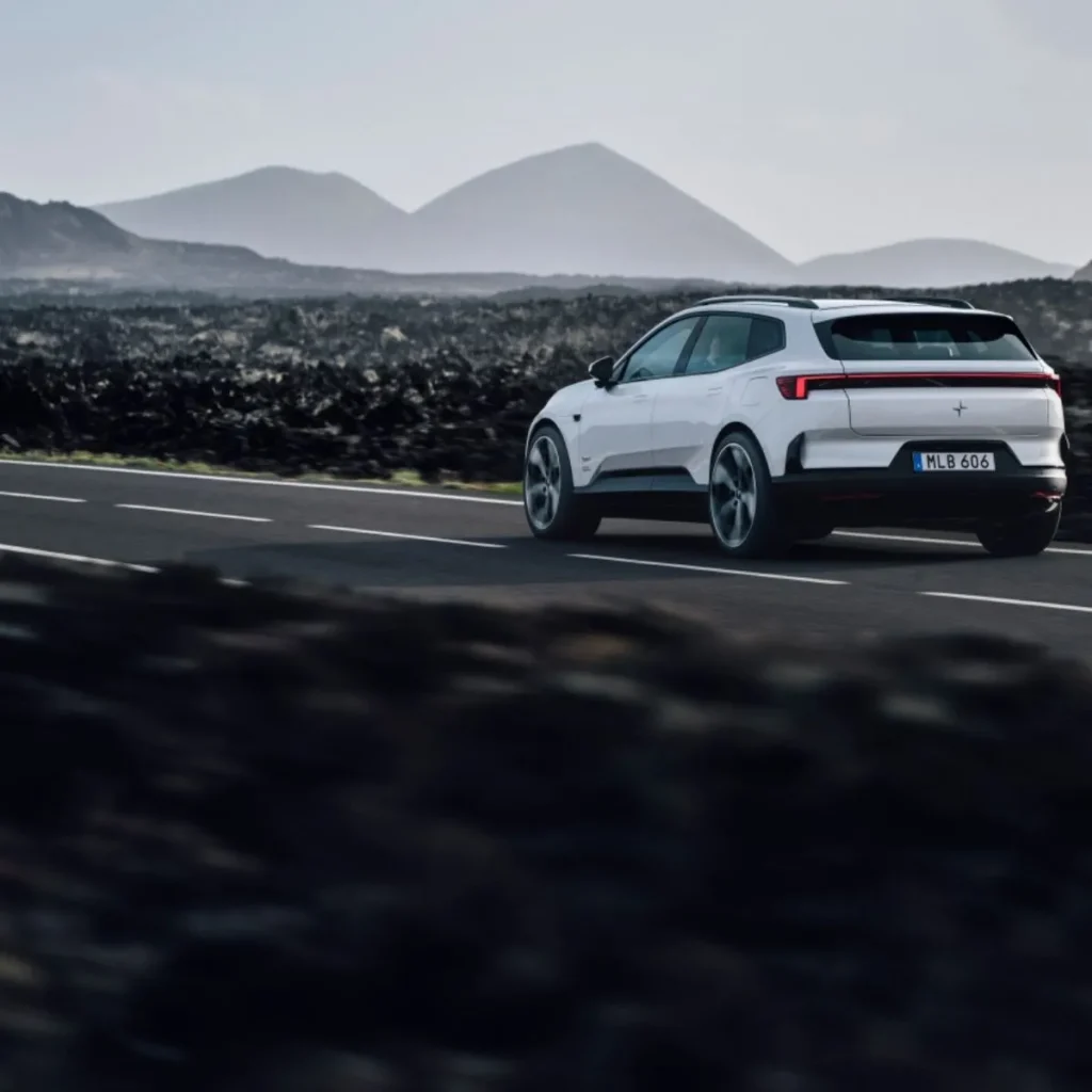 Vendas da Polestar crescem 19% em Portugal até setembro 3 Polestar 4 SUV branco num campo de lava negra