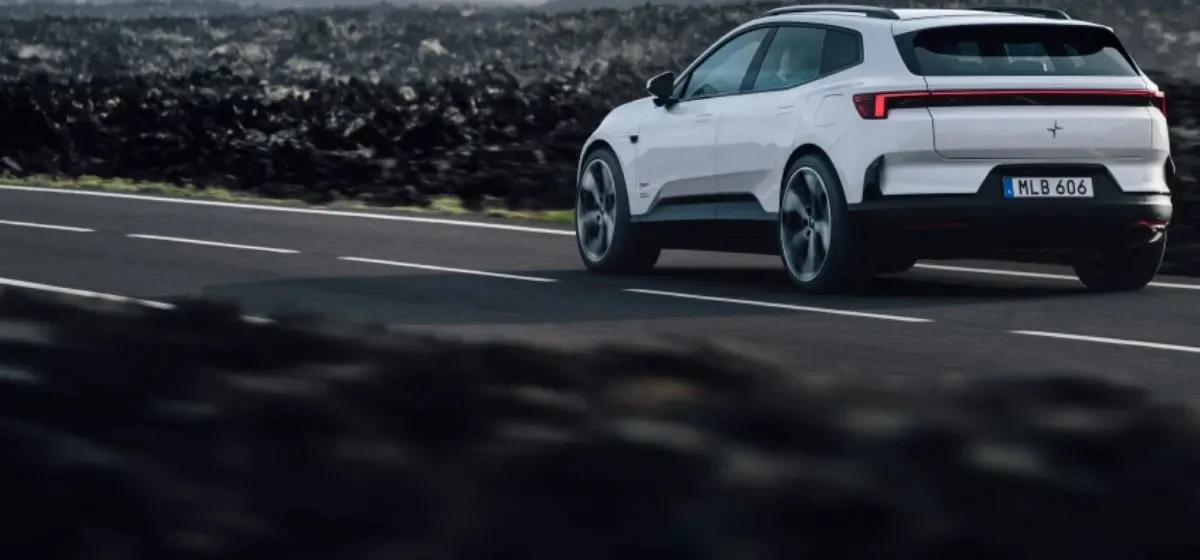 Polestar 4 SUV branco num campo de lava negra