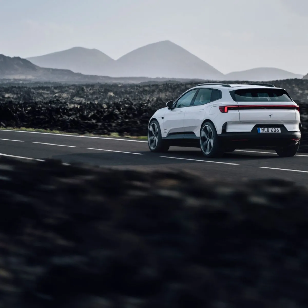 Vendas da Polestar crescem 19% em Portugal até setembro 2 Polestar 4 SUV branco num campo de lava negra