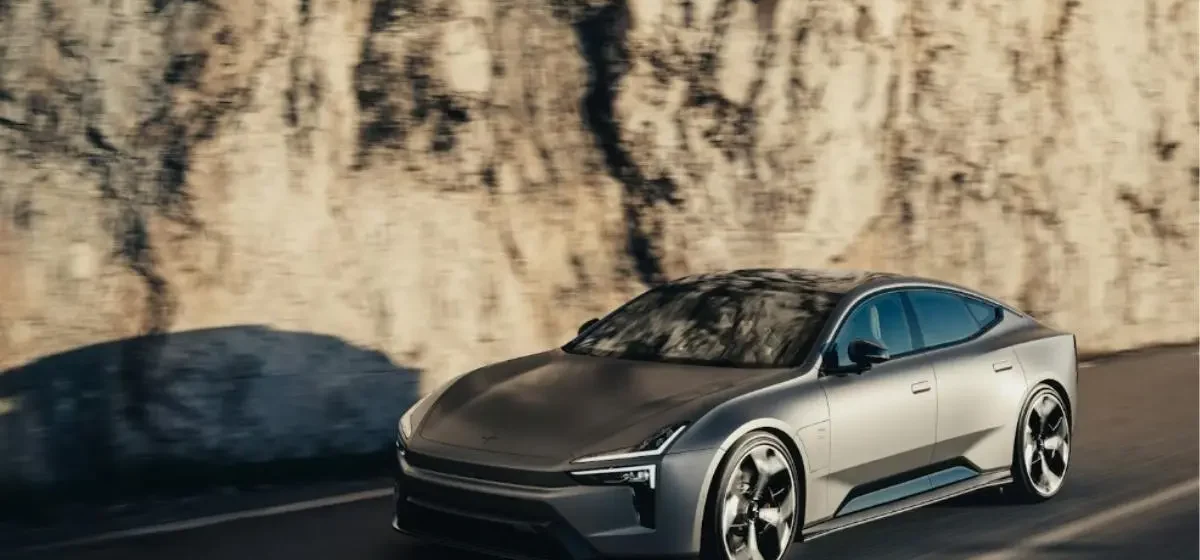 O Polestar 5 em evolução numa estrada de montanha