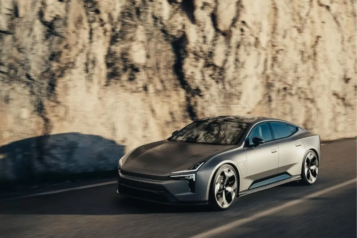 Polestar 5 chega com preços a partir de 122.600 euros 2 O Polestar 5 em evolução numa estrada de montanha