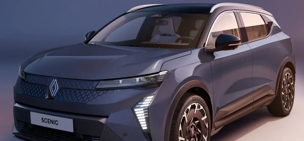 O Renault Scenic E-Tech fotografado em estúdio