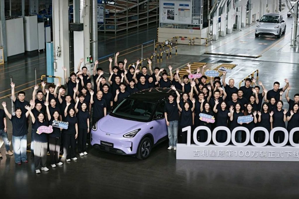 Geely E2 chega ao milhão de unidades em apenas 2 anos 3 operário posam ao lado do Geely e2 um milhão