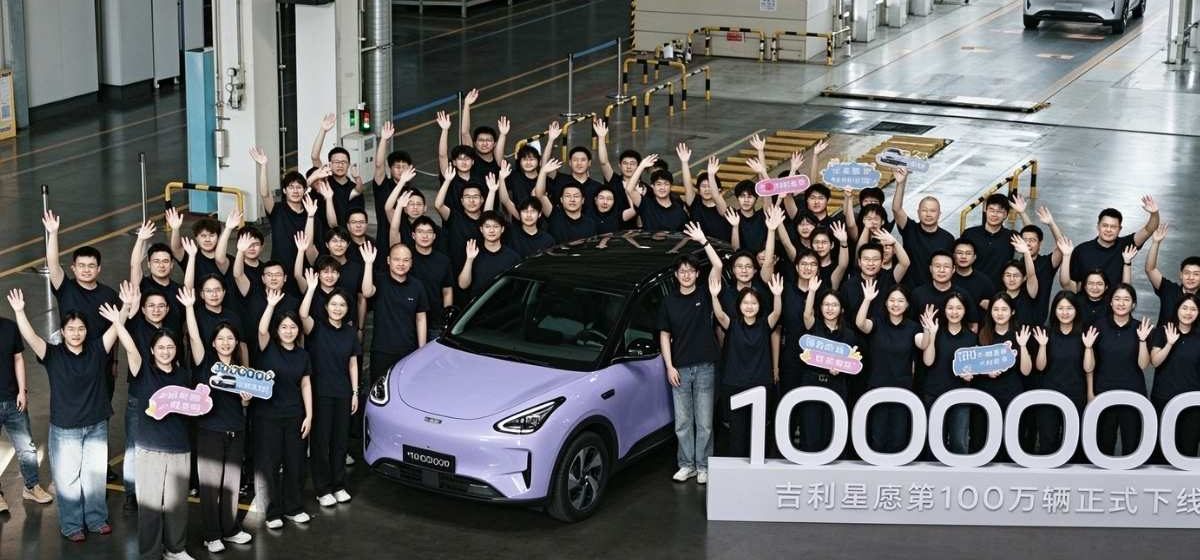 operário posam ao lado do Geely e2 um milhão