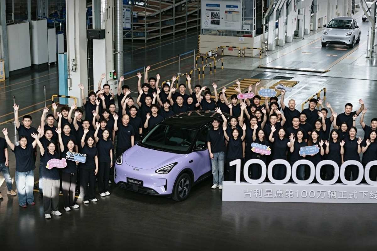 Geely E2 chega ao milhão de unidades em apenas 2 anos 2 operário posam ao lado do Geely e2 um milhão
